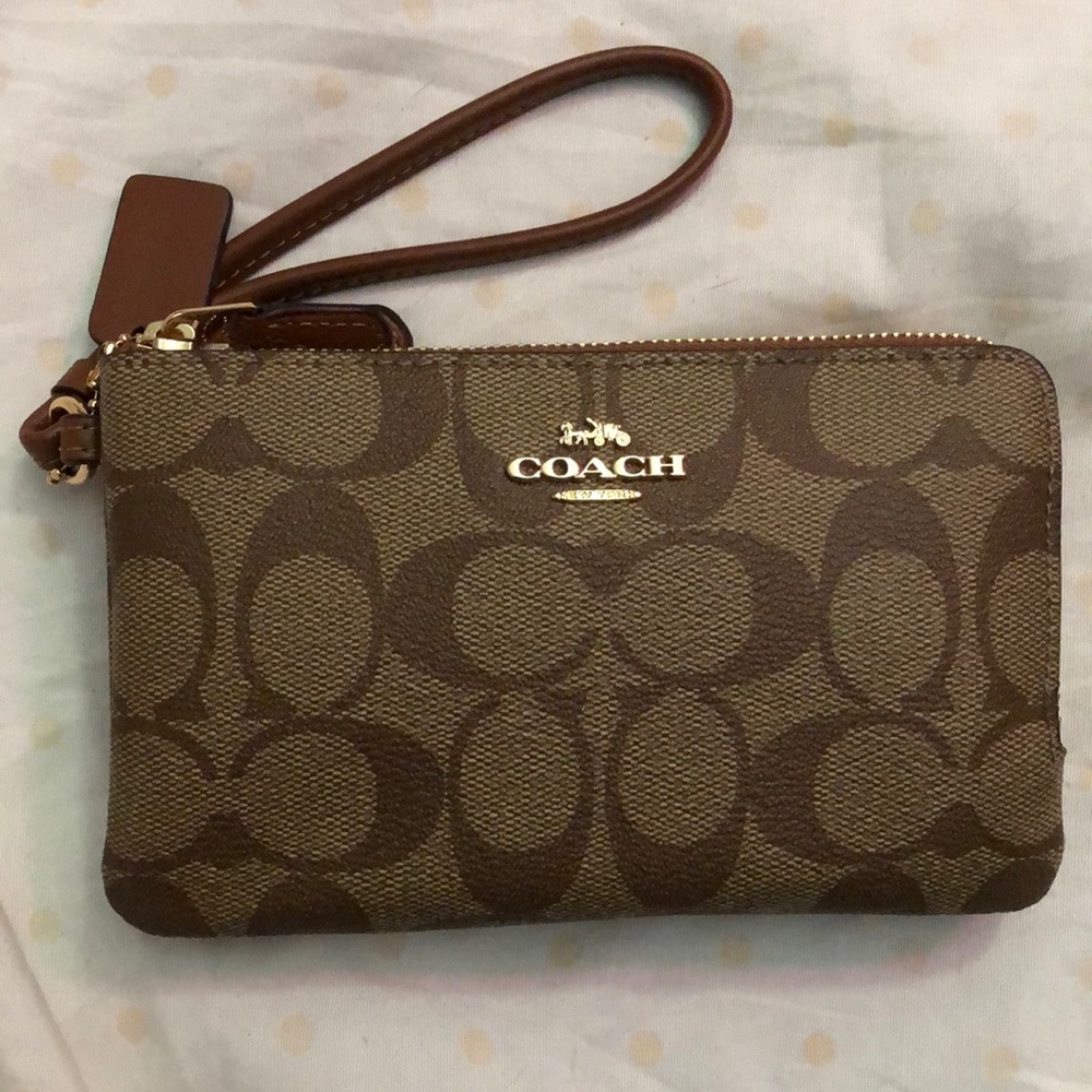 Wrist bag. With two compartments.